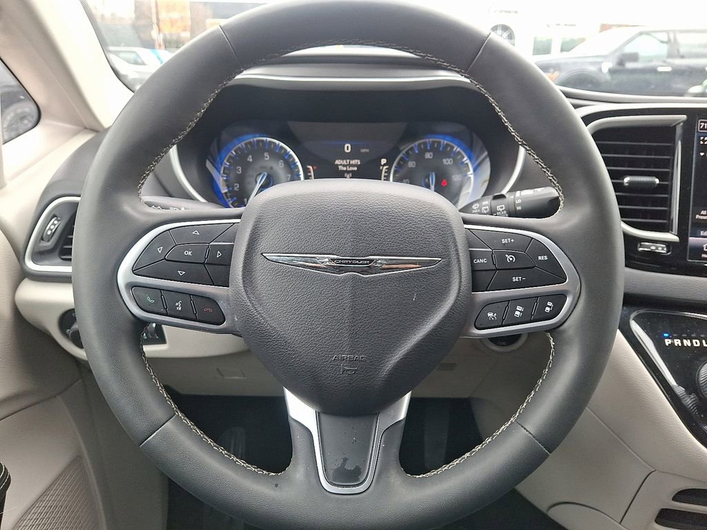 Used 2024 Chrysler Pacifica Touring-L FWD image 18