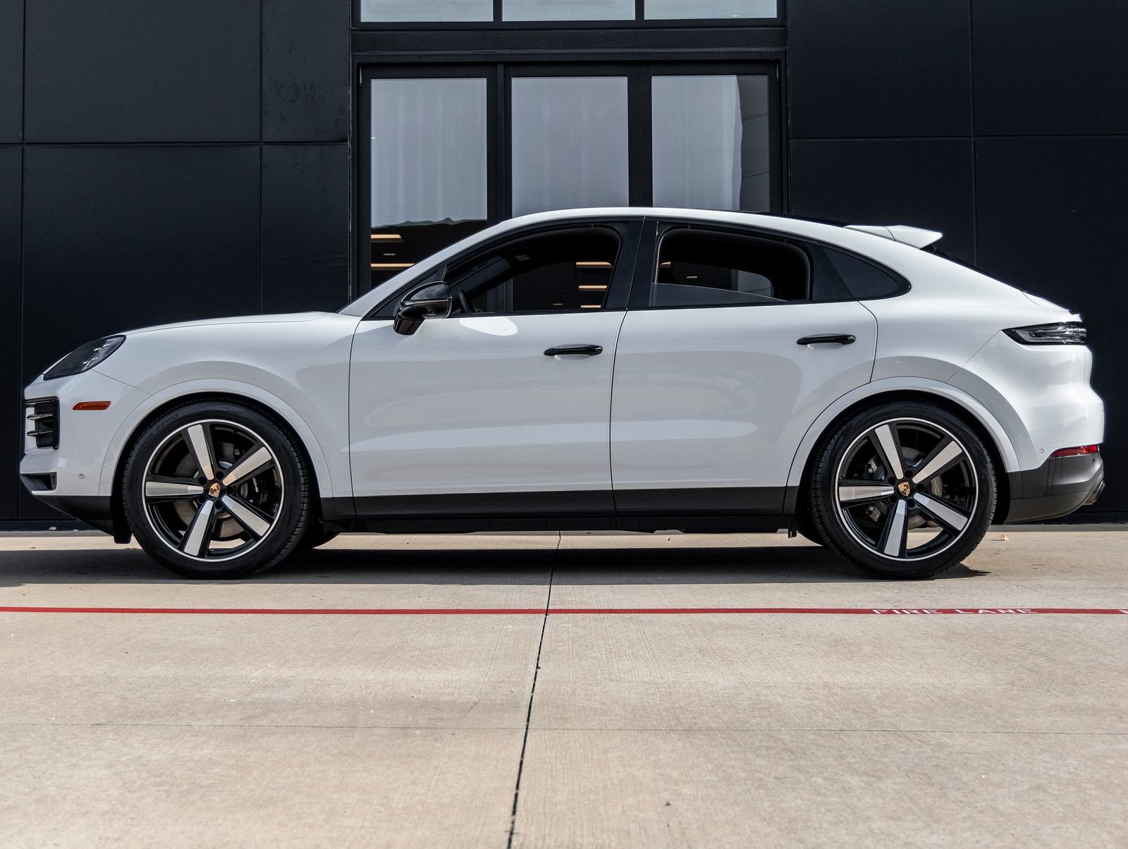Certified 2025 Porsche Cayenne S AWD/4WD image 2