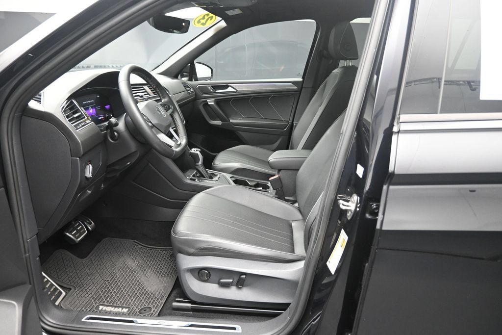 Used 2023 Volkswagen Tiguan SE R-Line FWD image 16