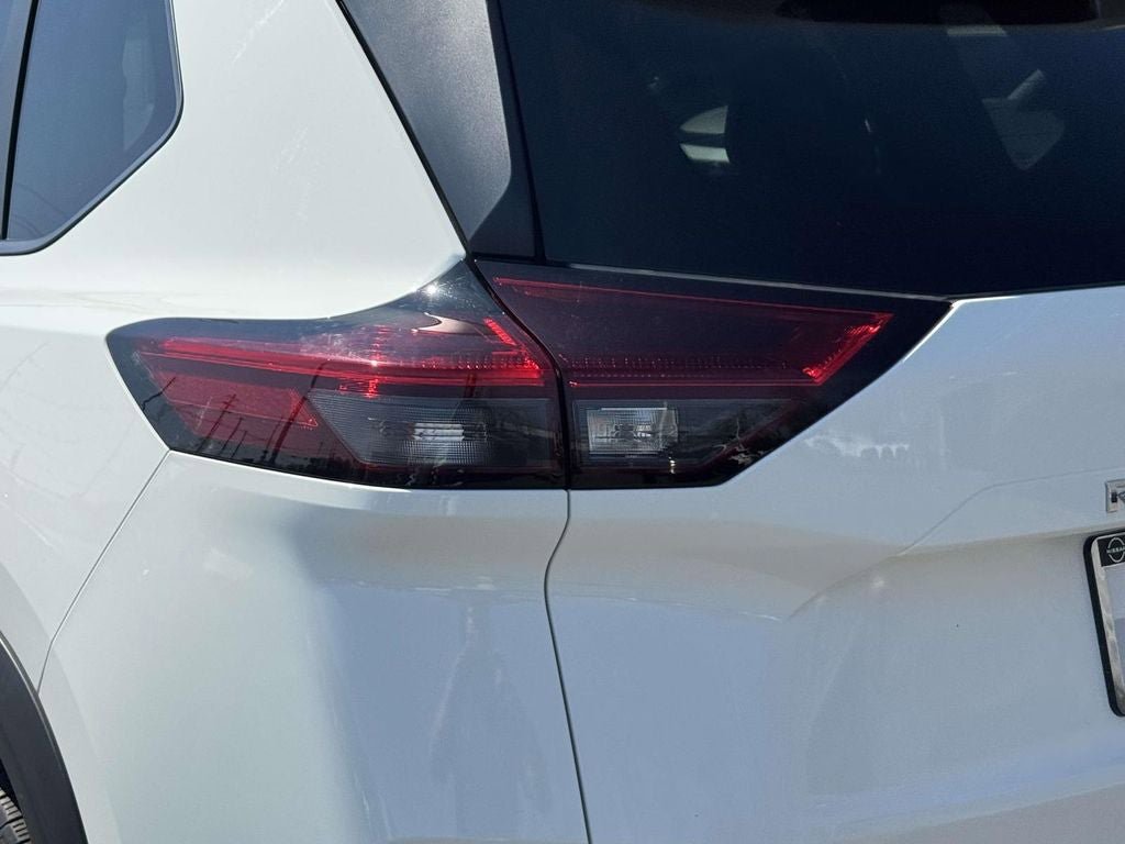 Used 2022 Nissan Rogue S image 9