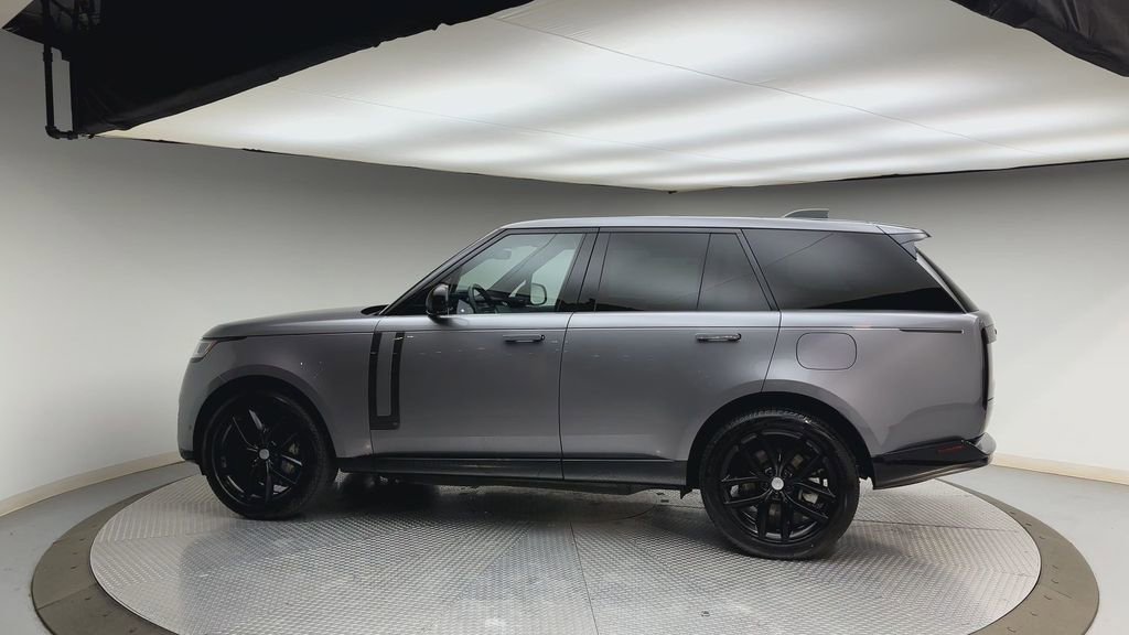 Used 2025 Land Rover Range Rover SE image 5
