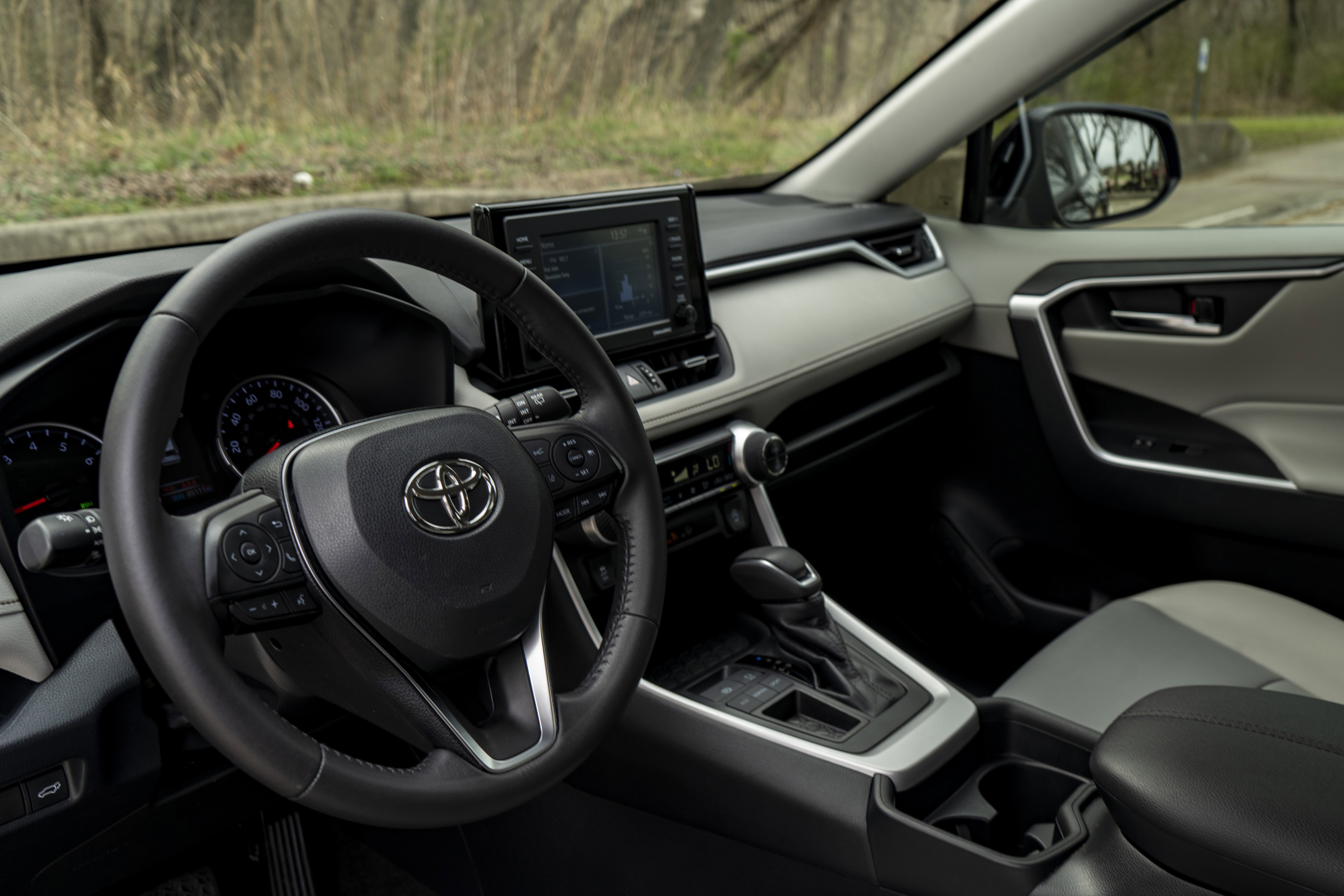 Used 2020 Toyota RAV4 XLE Premium image 16