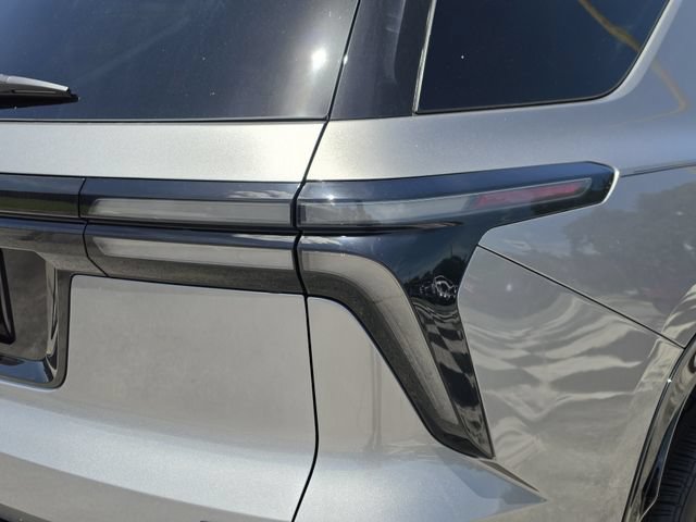 New 2026 Chevrolet Traverse RS w/ LPO, Floor Liner Package FWD image 11