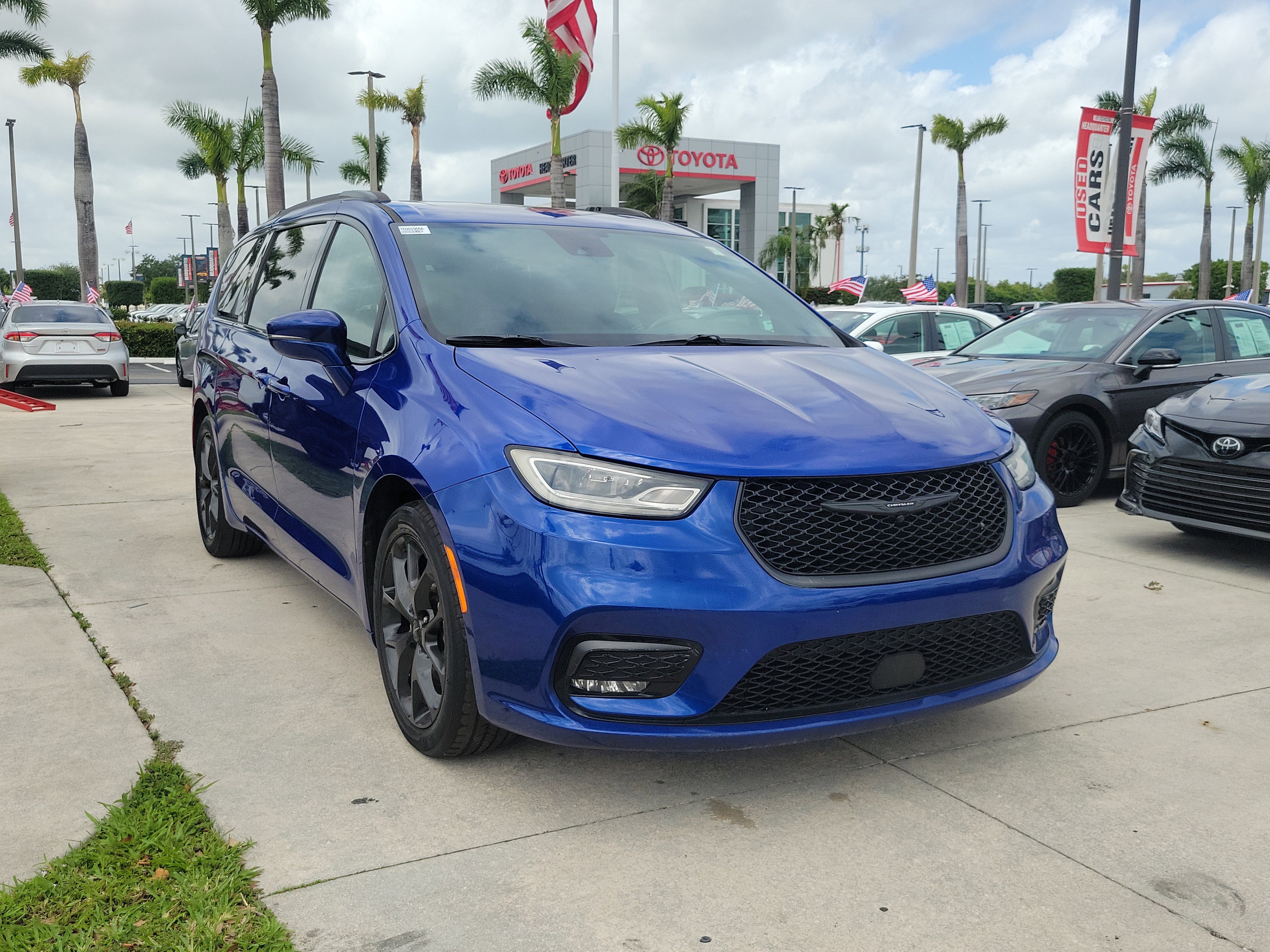 Used 2021 Chrysler Pacifica Touring-L w/ Uconnect Theater Family Group video 2