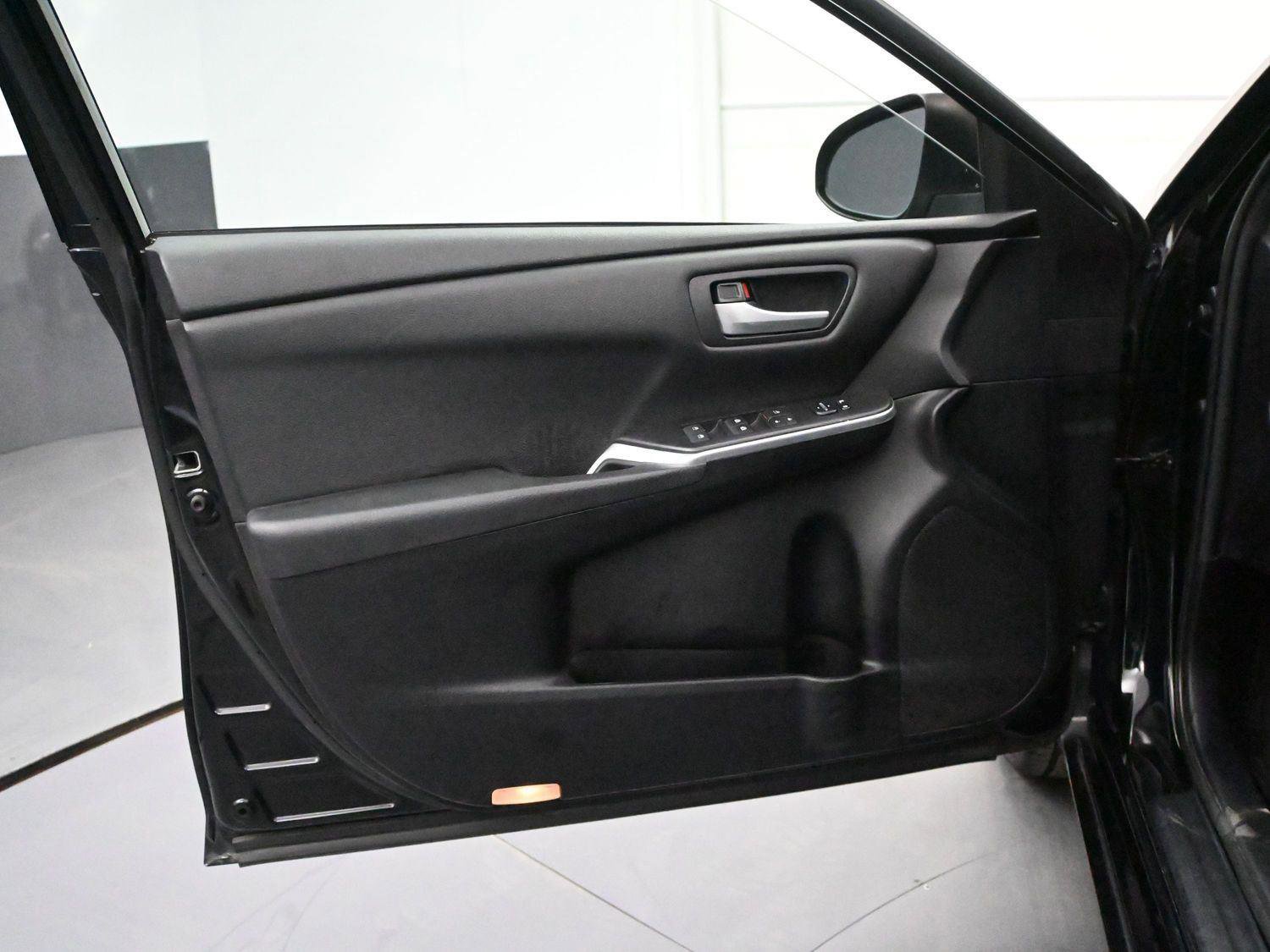 Used 2015 Toyota Camry LE FWD image 7