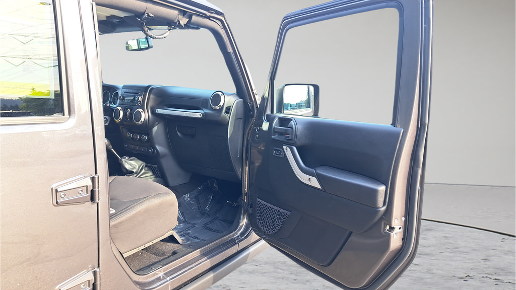 Used 2017 Jeep Wrangler Unlimited Rubicon w/ Connectivity Group AWD/4WD image 25