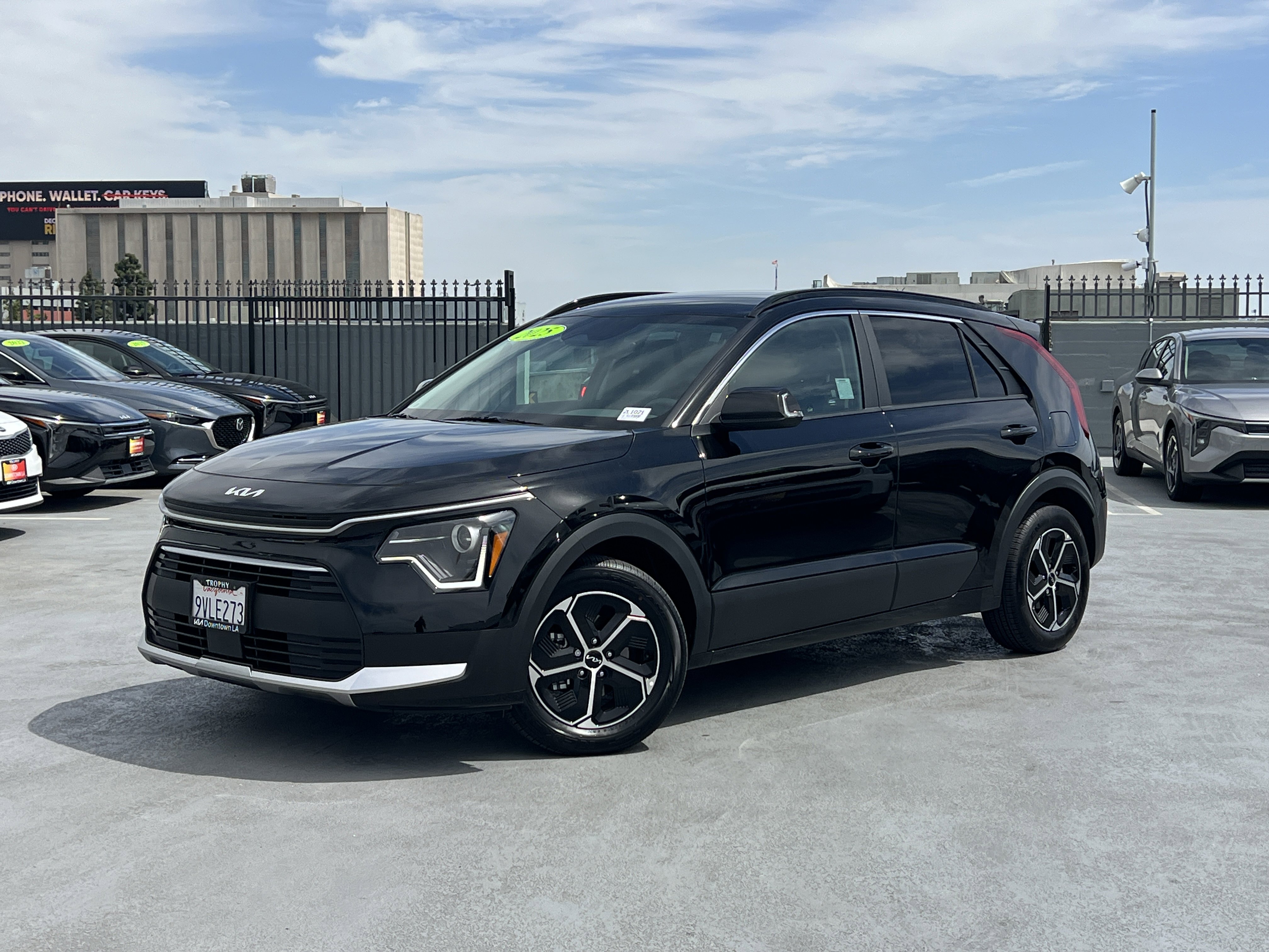 Used 2025 Kia Niro EX image 2