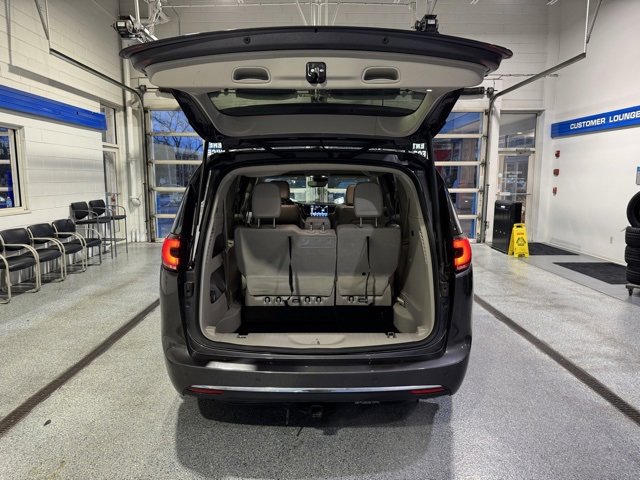Used 2021 Chrysler Pacifica Touring-L image 10