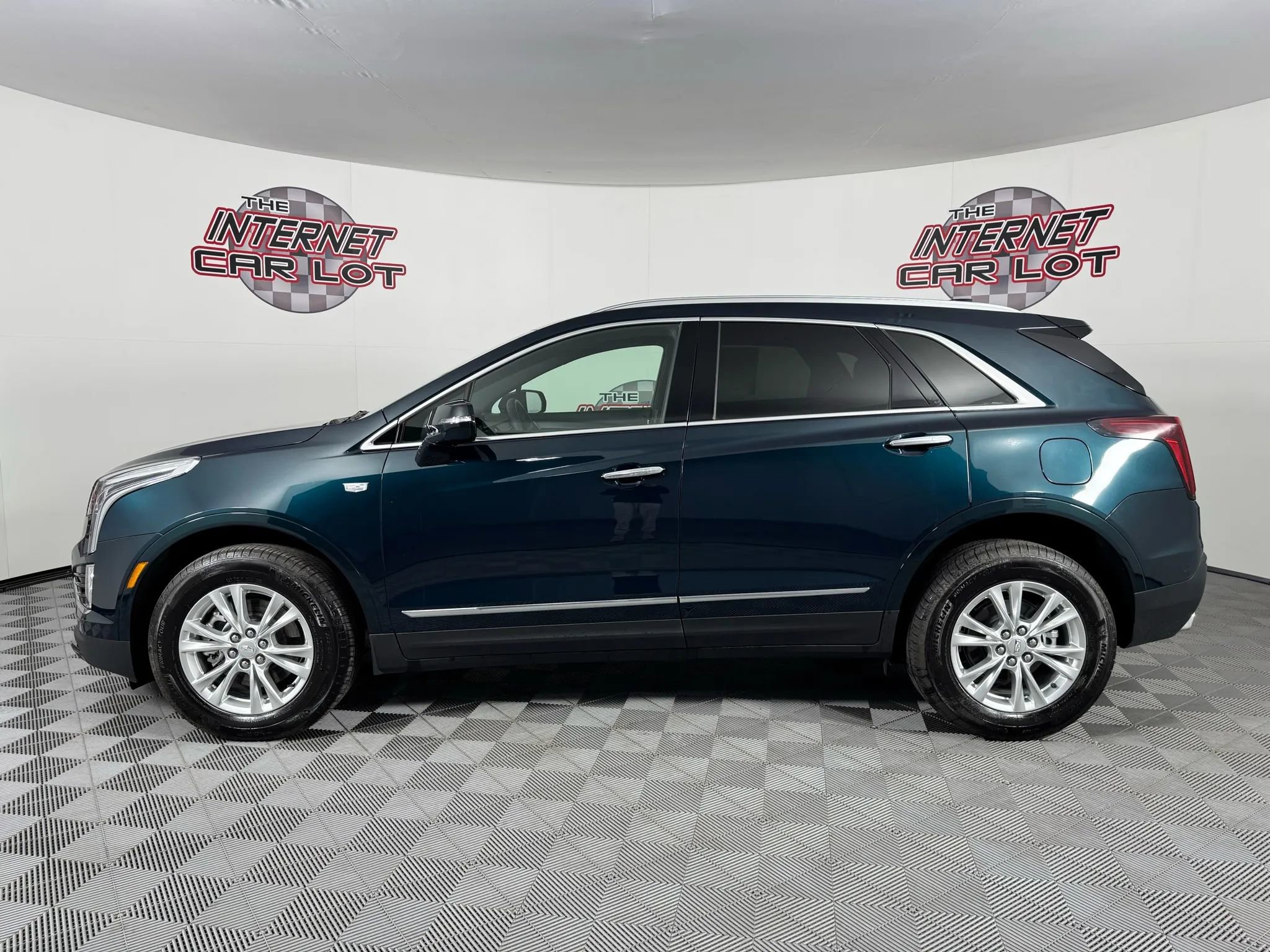 Used 2025 Cadillac XT5 Luxury w/ LPO, Floor Liner Package AWD/4WD image 4