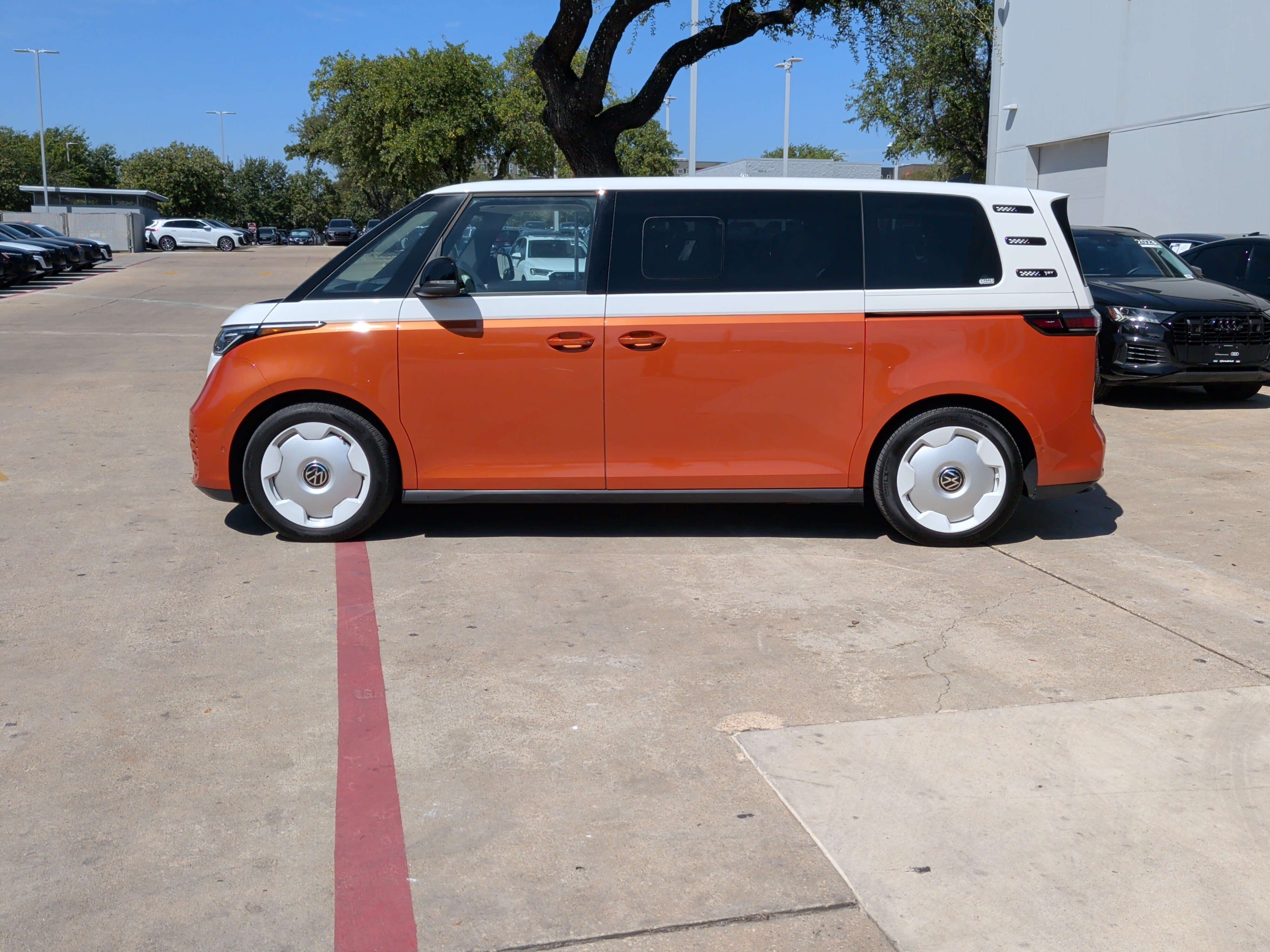 Used 2025 Volkswagen ID. Buzz 1st Edition AWD/4WD image 7