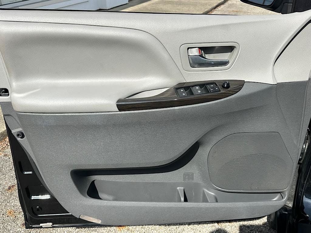 Used 2016 Toyota Sienna XLE w/ XLE Navigation Package FWD image 14