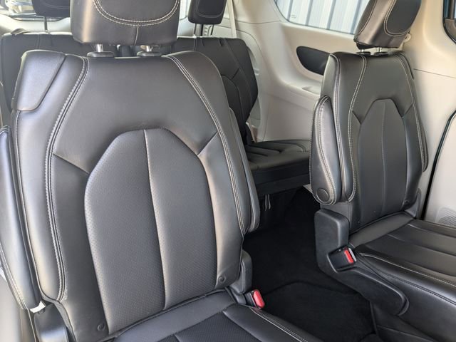 Used 2023 Chrysler Pacifica Touring-L image 33