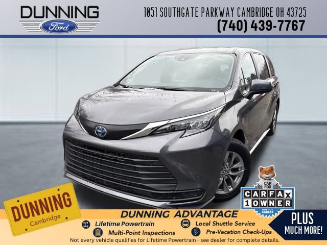 Used 2025 Toyota Sienna LE image 1