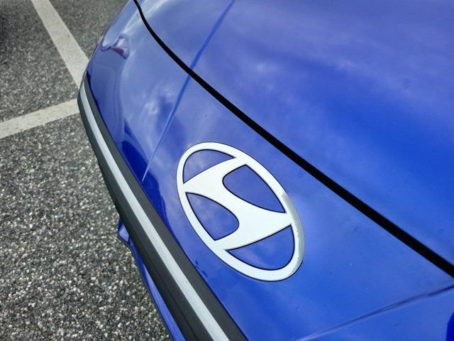 Used 2025 Hyundai Elantra Hybrid FWD image 11