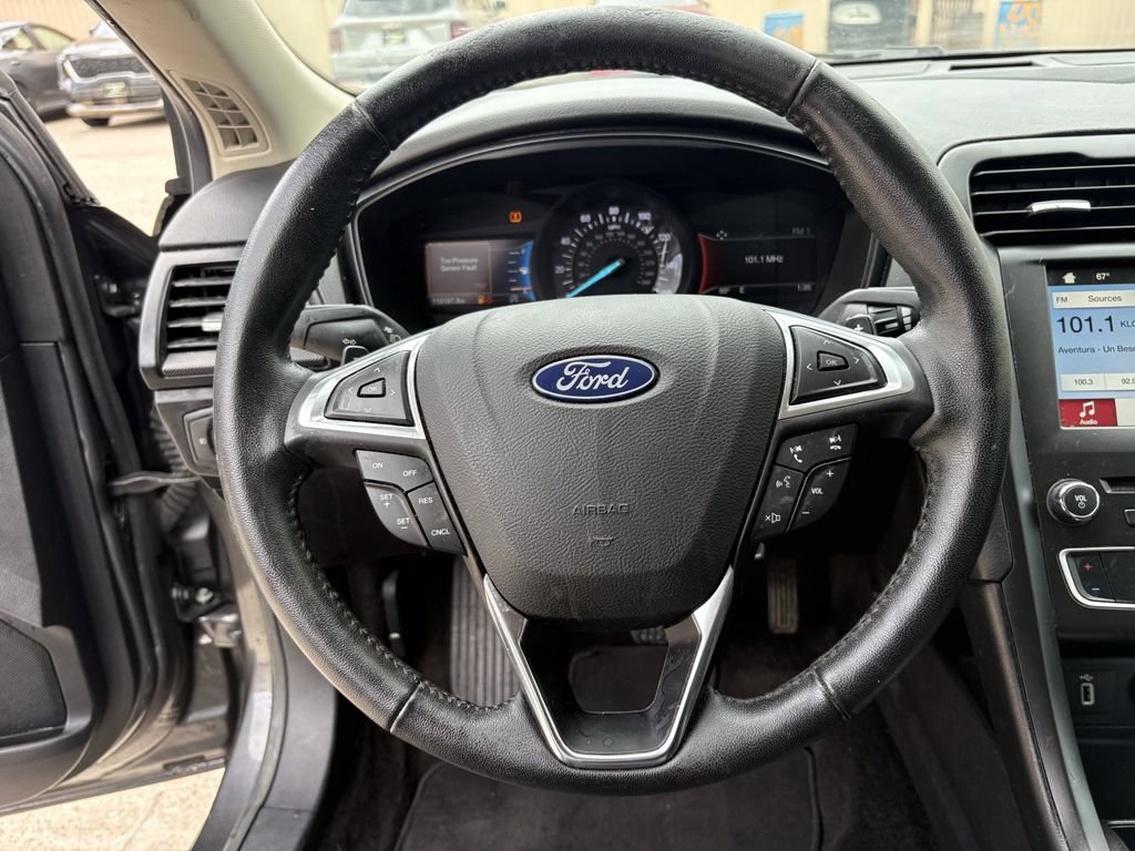 Used 2018 Ford Fusion SE w/ Equipment Group 201A FWD image 15