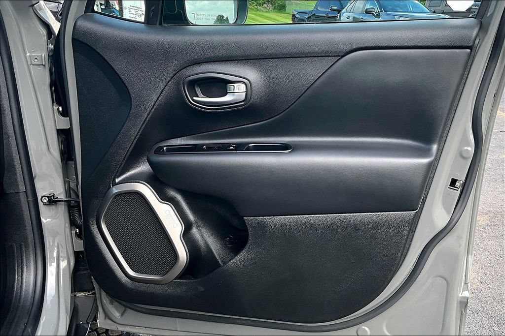 Used 2022 Jeep Renegade Latitude AWD/4WD image 28