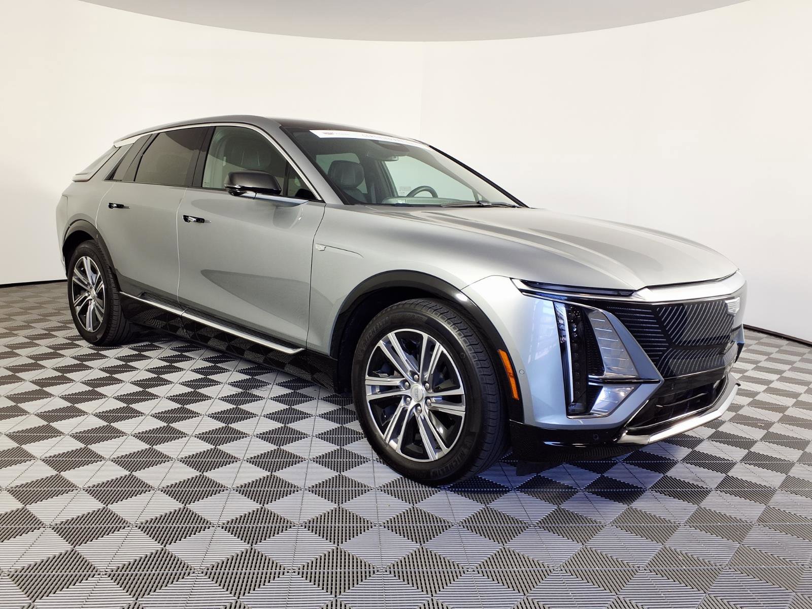 Certified 2024 Cadillac Lyriq Luxury AWD/4WD image 3