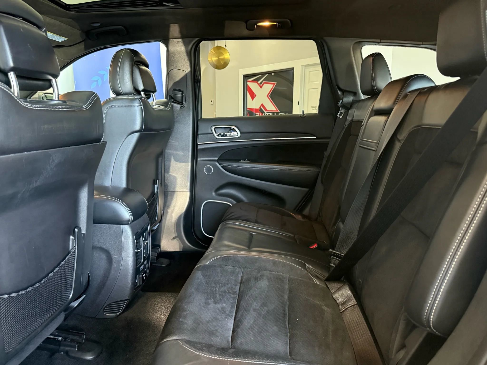 Used 2015 Jeep Grand Cherokee SRT image 25