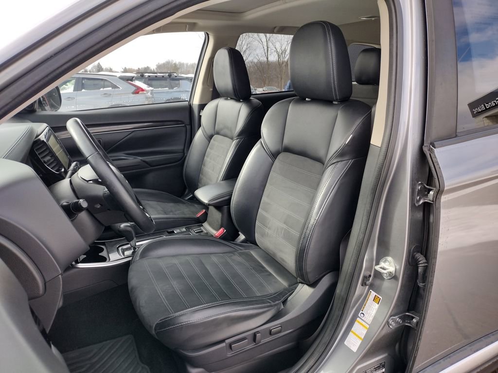 Used 2020 Mitsubishi Outlander SE image 2