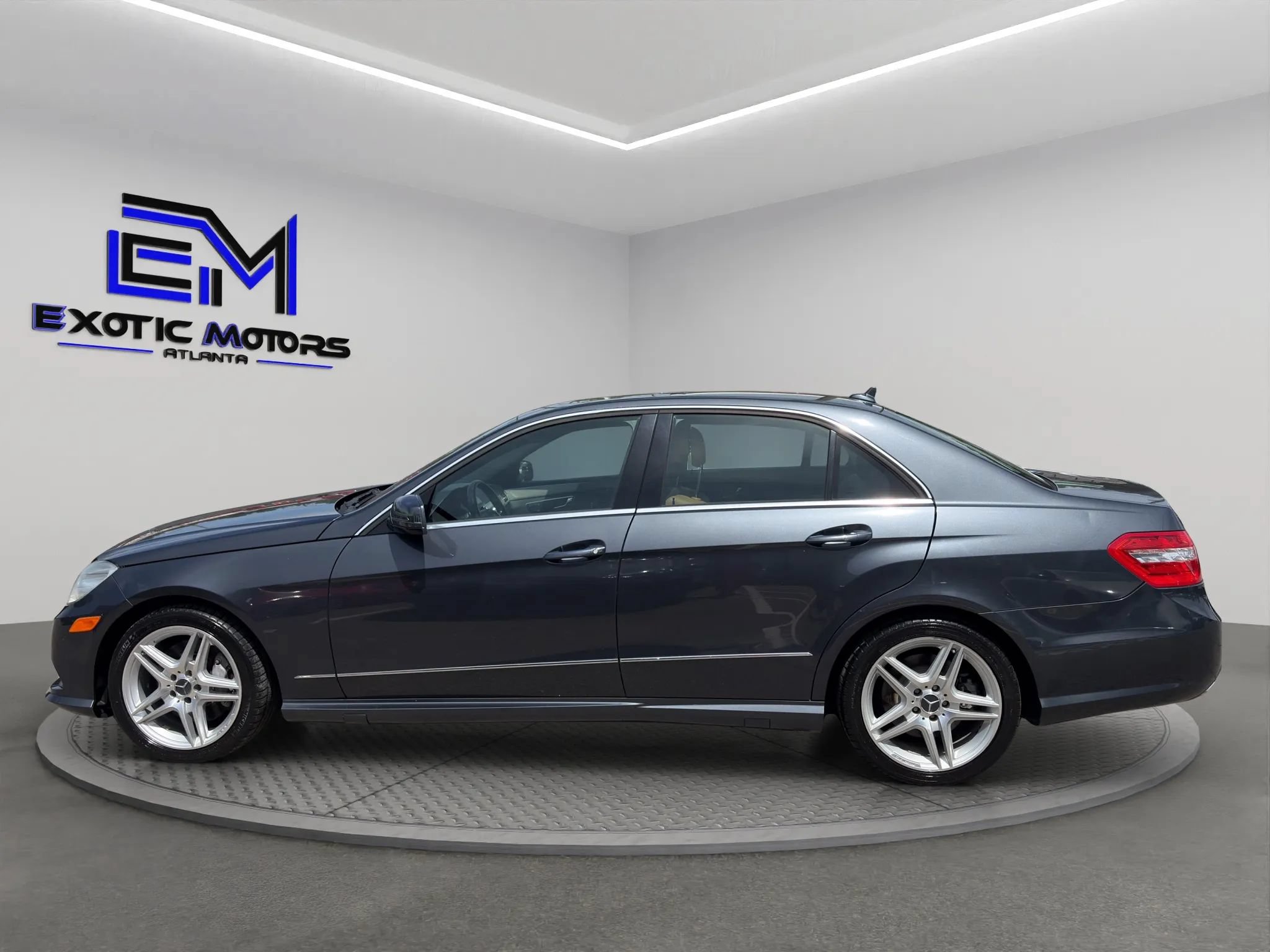 Used 2011 Mercedes-Benz E 550 Sedan image 2