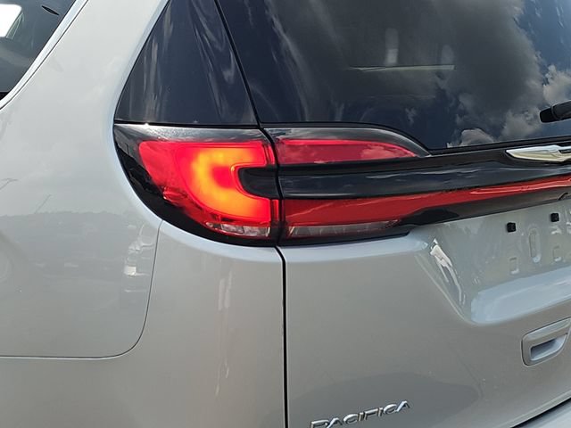 Used 2024 Chrysler Pacifica Touring-L FWD image 29