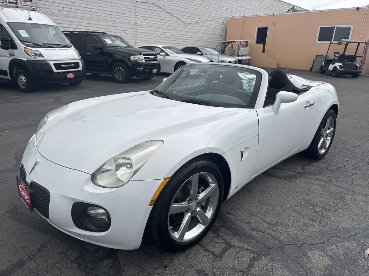 Used 2009 Pontiac Solstice GXP RWD image 3