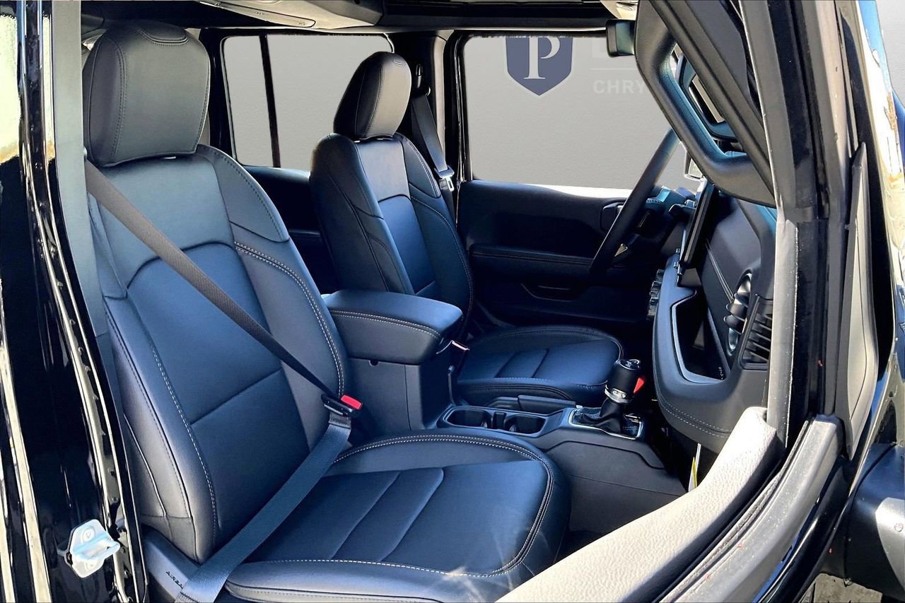 New 2026 Jeep Wrangler Sahara AWD/4WD image 24