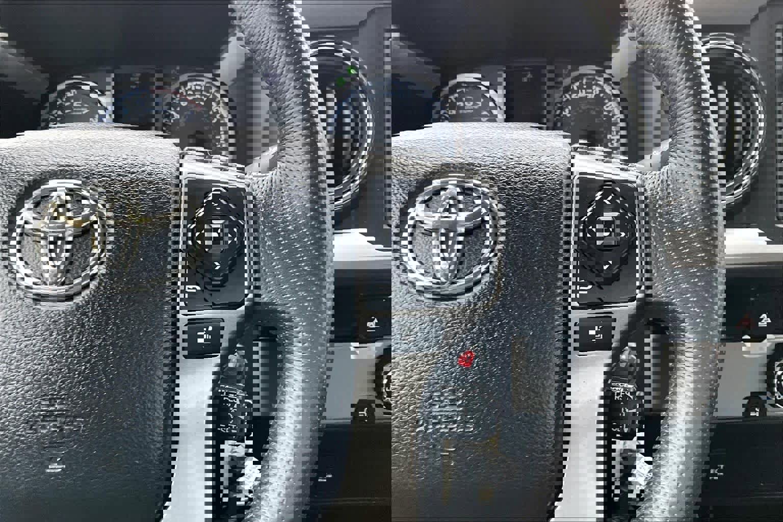 Used 2017 Toyota Tacoma SR5 w/ SR5 Appearance Package (SM) image 24