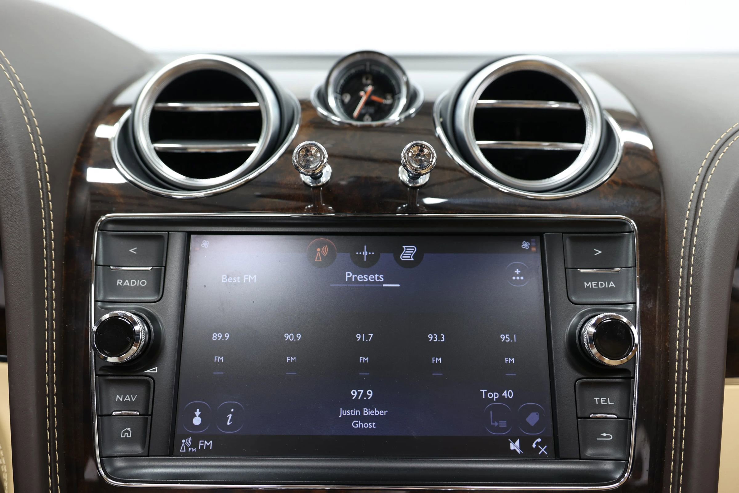 Used 2018 Bentley Bentayga AWD/4WD image 36