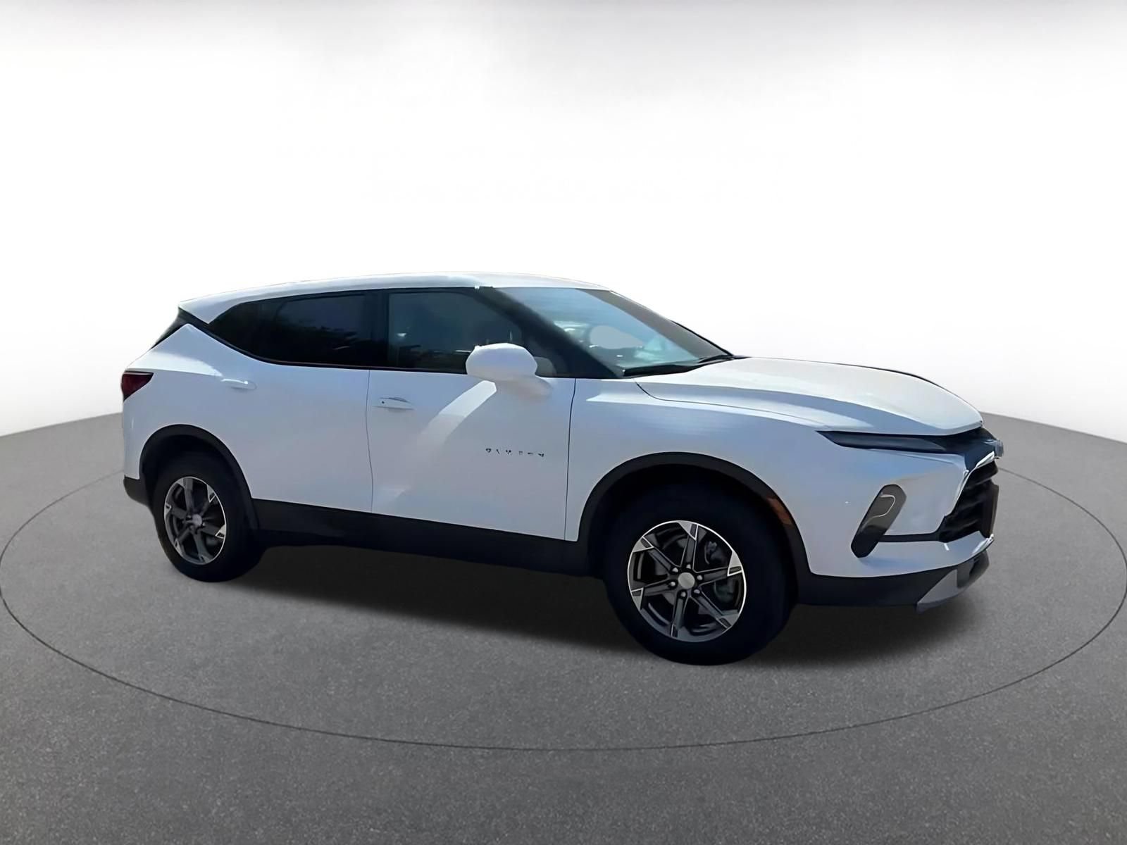 Used 2026 Chevrolet Blazer LT FWD image 2