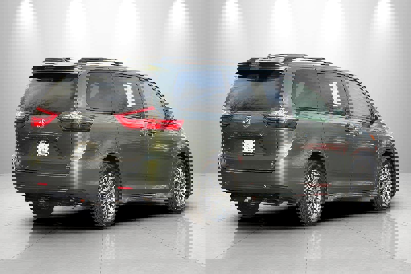 Used 2020 Toyota Sienna LE image 2