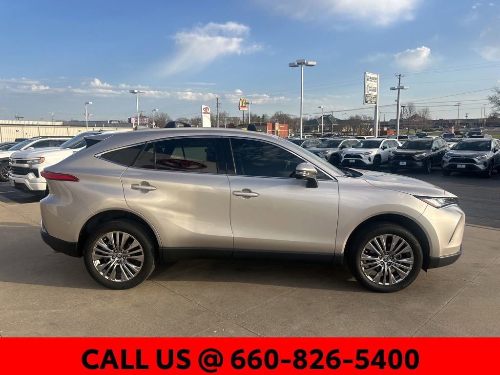 Used 2022 Toyota Venza Limited image 4