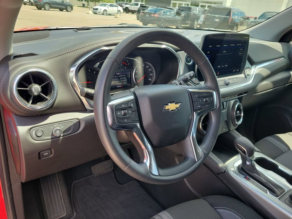 Used 2025 Chevrolet Blazer LT AWD/4WD image 11