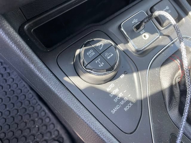 Used 2019 Jeep Cherokee Trailhawk w/ Comfort/Convenience Group AWD/4WD image 32