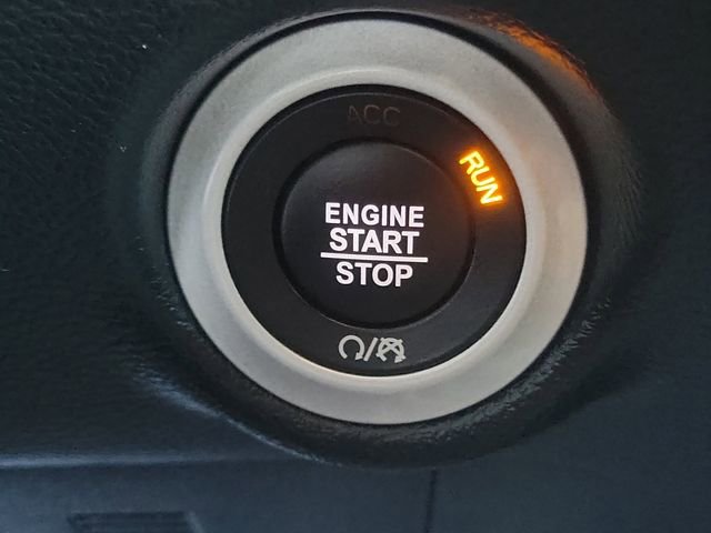 Used 2025 Chrysler Pacifica Select FWD image 12