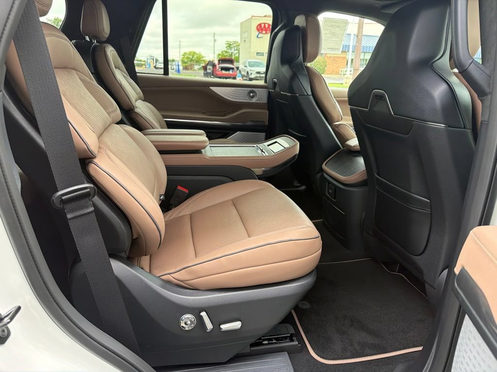 New 2027 Lincoln Navigator Black Label AWD/4WD image 11