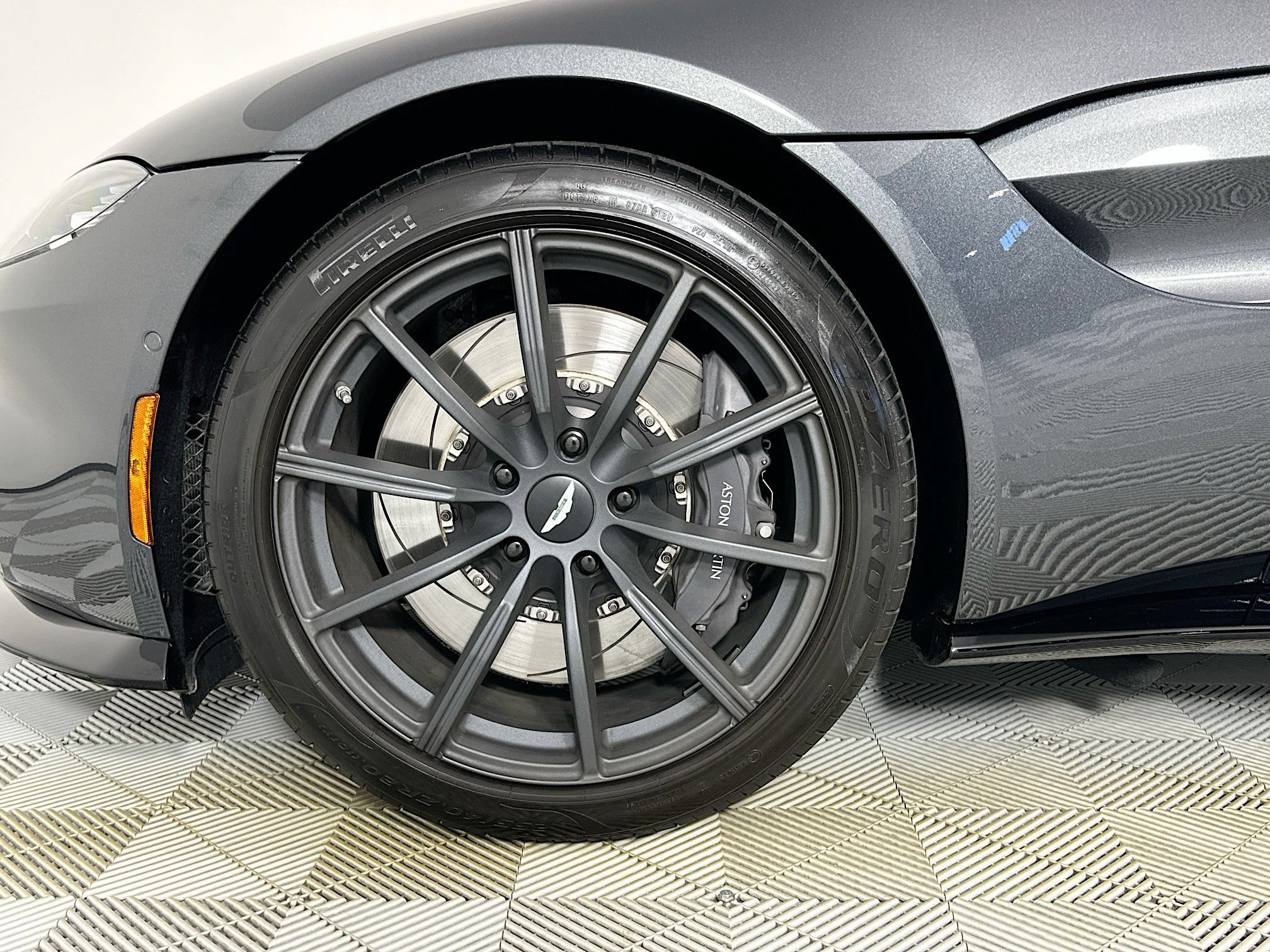Used 2021 Aston Martin V8 Vantage Roadster RWD image 4