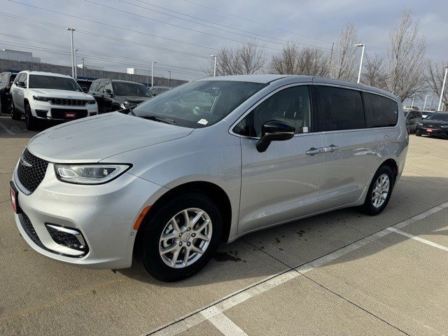 New 2026 Chrysler Pacifica Select image 3