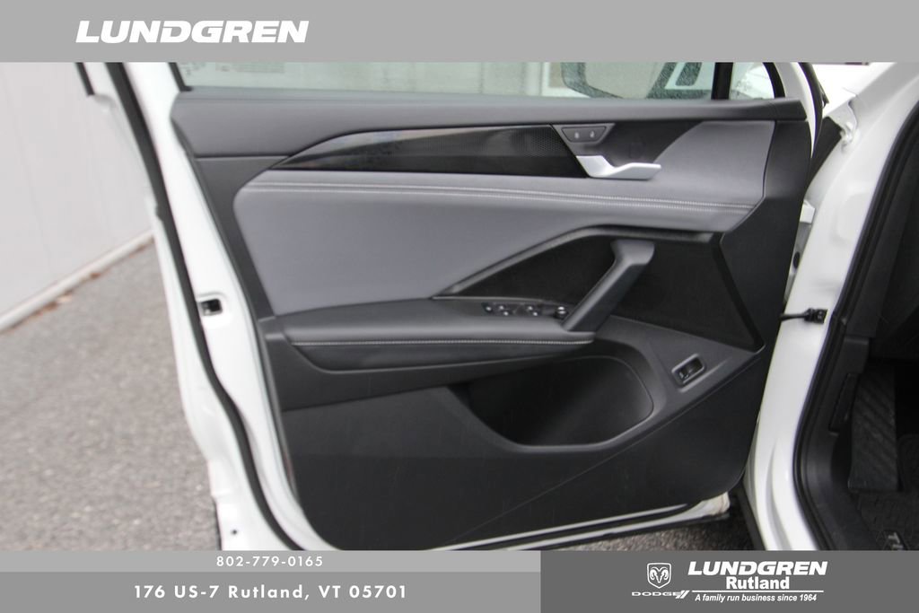 Used 2025 Volkswagen Tiguan SE w/ Panoramic Sunroof Package AWD/4WD image 25
