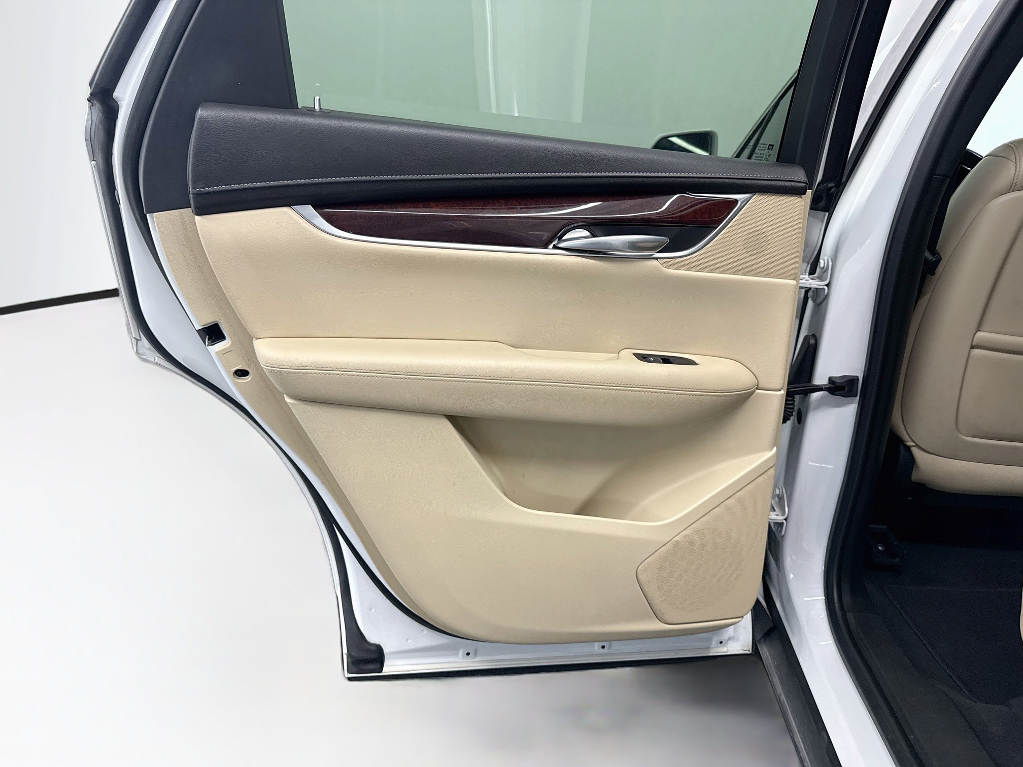 Used 2017 Cadillac XT5 Luxury w/ Driver Awareness Package FWD image 27