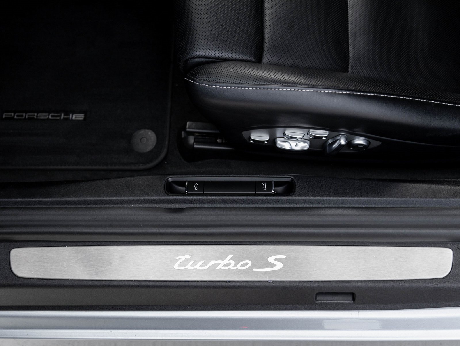 Certified 2018 Porsche 911 Turbo S image 23