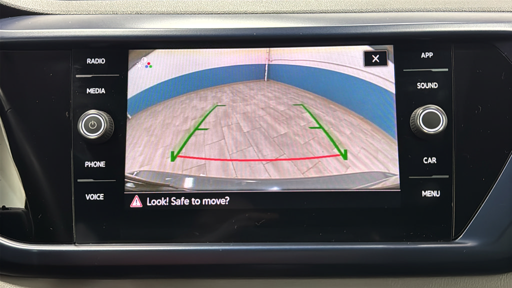 Used 2022 Volkswagen Taos SE w/ Panoramic Sunroof Package FWD image 14