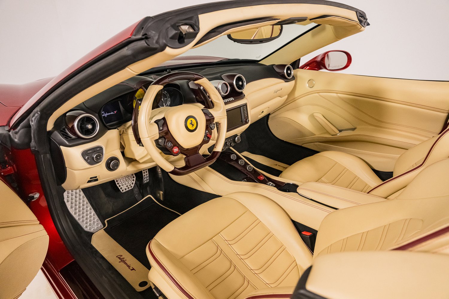 Used 2015 Ferrari California T RWD image 25