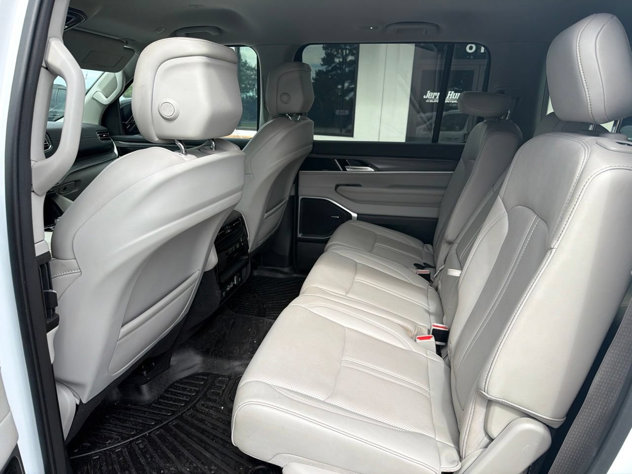 Used 2024 Jeep Wagoneer L Series II w/ Flexible Seating Group AWD/4WD image 4