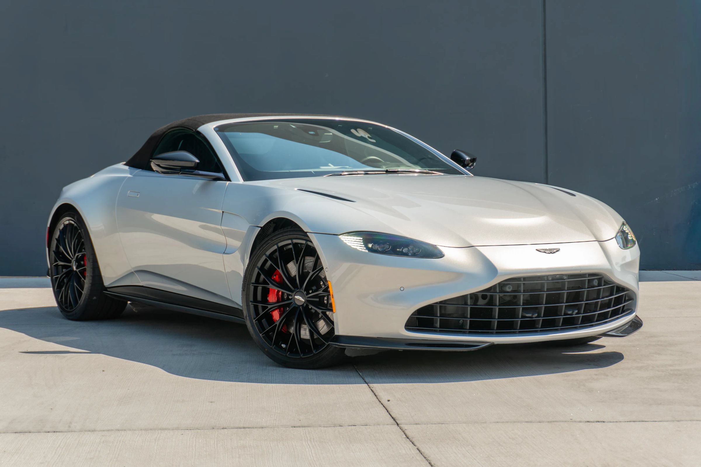 Used 2022 Aston Martin V8 Vantage Roadster RWD image 5