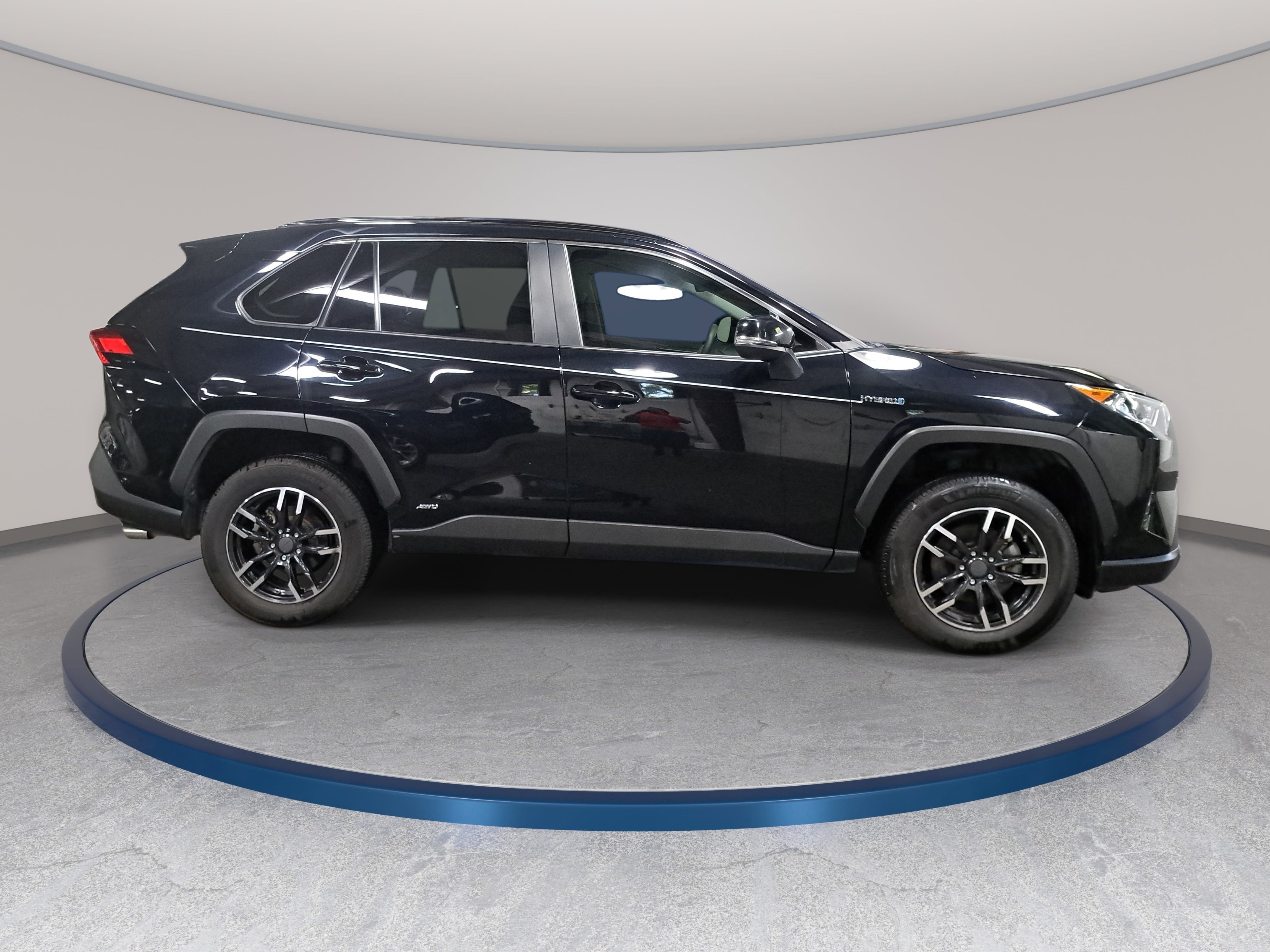 Used 2019 Toyota RAV4 XLE AWD/4WD image 4