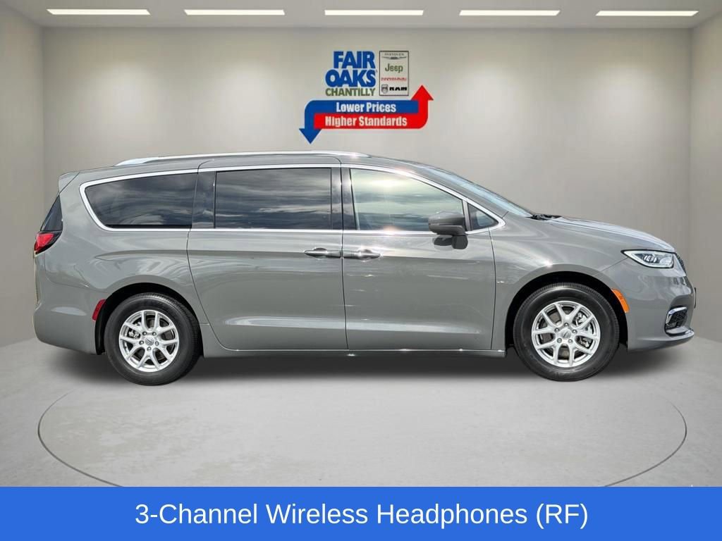 Used 2021 Chrysler Pacifica Touring-L w/ Uconnect Theater Family Group image 6