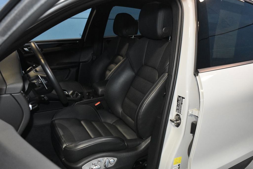 Certified 2025 Porsche Macan image 5