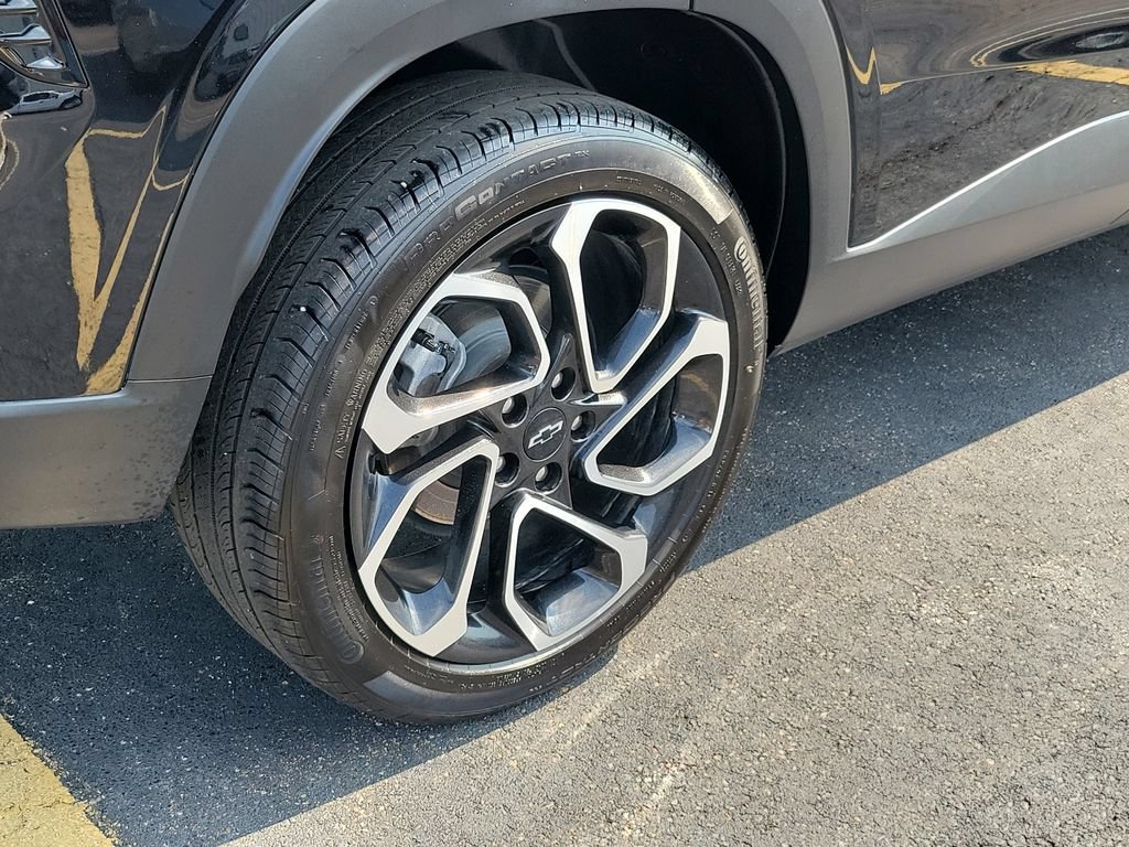 Used 2025 Chevrolet Trax RS w/ Sunroof Package FWD image 8