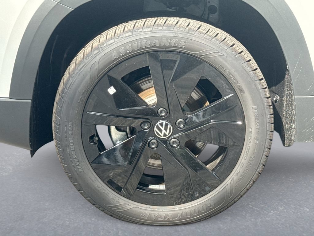 New 2026 Volkswagen Taos SE FWD image 19